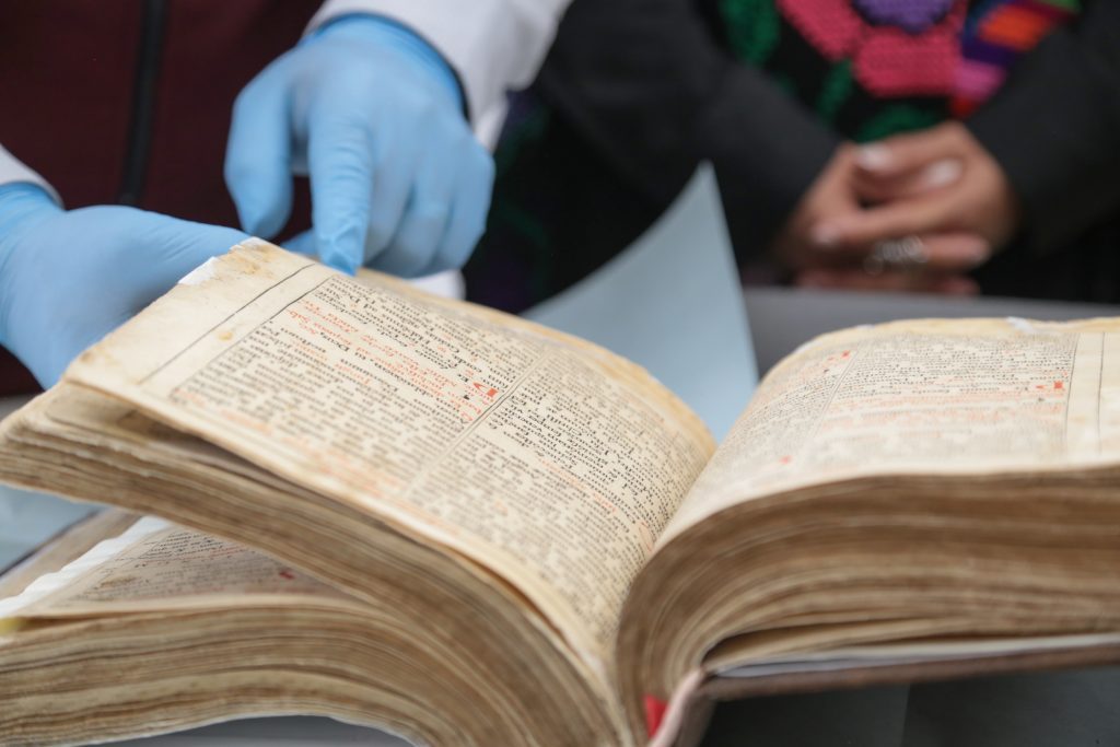 La Mtra. Neyda Naranjo Baltazar realiza la devolución de un libro del siglo XVI que fue estabilizado, a sus custodios del municipio de San Agustín Tlaxiaca, Hidalgo, México.