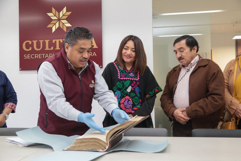 La Mtra. Neyda Naranjo Baltazar realiza la devolución de un libro del siglo XVI que fue estabilizado, a sus custodios del municipio de San Agustín Tlaxiaca, Hidalgo, México.