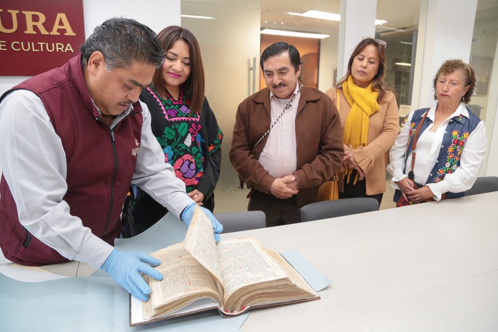 La Mtra. Neyda Naranjo Baltazar realiza la devolución de un libro del siglo XVI que fue estabilizado, a sus custodios del municipio de San Agustín Tlaxiaca, Hidalgo, México.